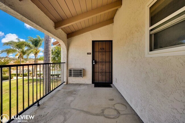 Foto del edificio - Modern 1-Bed Upstairs Condo with Garage & ...