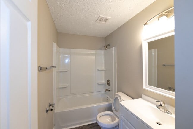 Foto del edificio - 4 bed 2.5 bath 2 story home with full deck located in Decatur Township