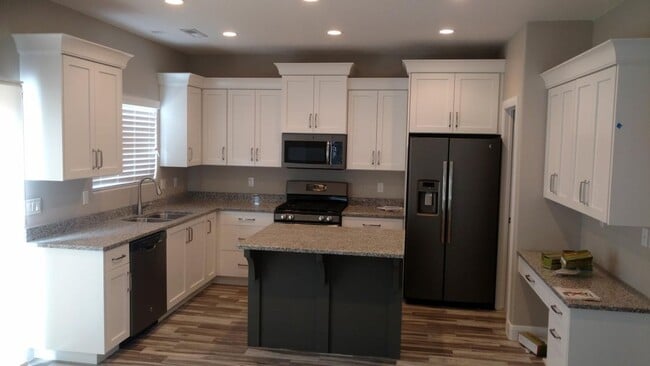 Building Photo - 3 Bedroom, 2.5 Bathroom Townhome Available...