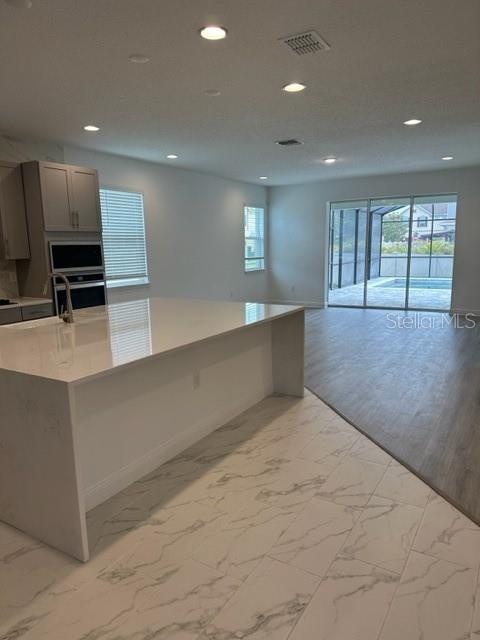 Foto del edificio - 14803 Milfoil Ave