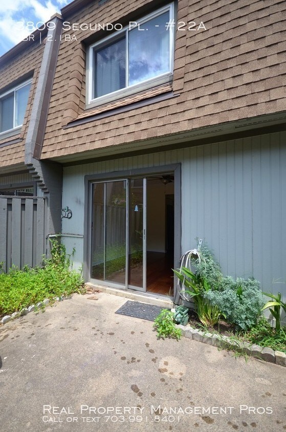 Primary Photo - 2 LVL Townhouse/Condo in Alexandria