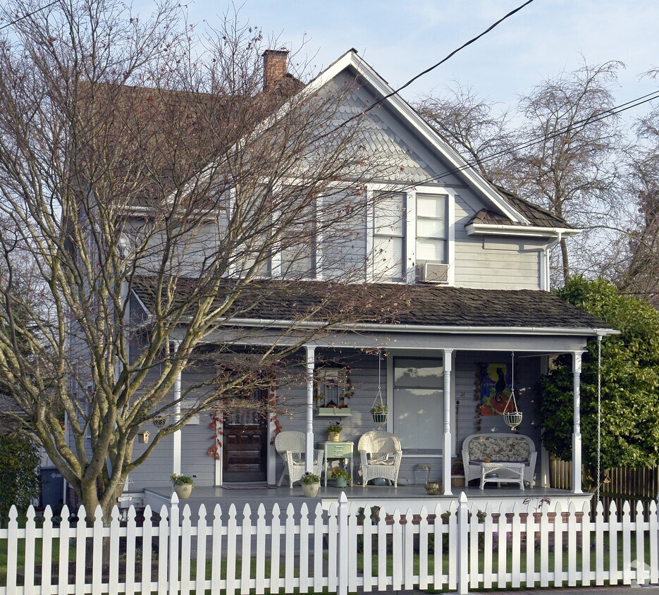 Building Photo - 211 4th Ave NW