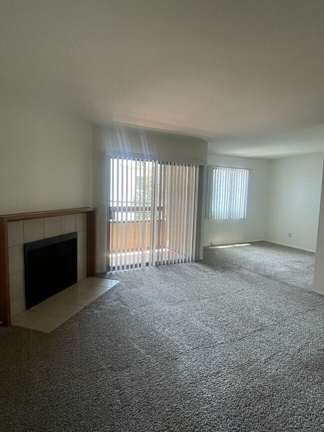 Foto del edificio - Updated 2 Bedroom/ 2 Bath Condo In The Hea...