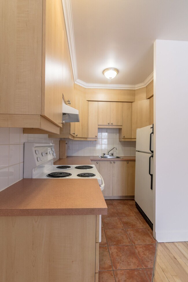 Building Photo - 6525 Côte-Saint-Luc