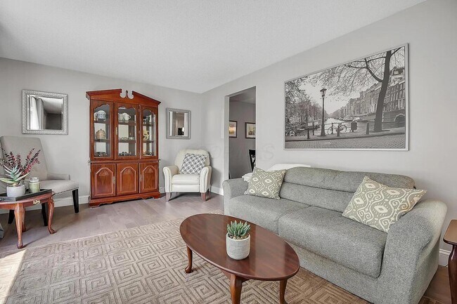 Foto del edificio - 6880 Gray Gables Ln