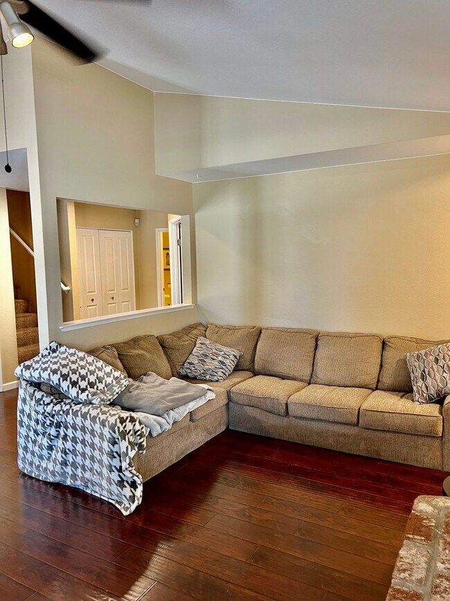 Foto del edificio - Centrally Located Roseville Condo