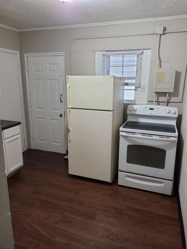 Foto del edificio - Spacious 2BR/1BA located on the west side ...