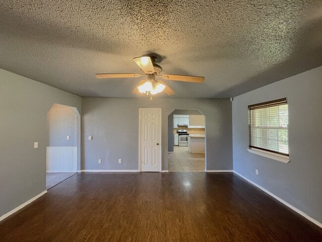Building Photo - *Coming Soon* Charming 3 bed 2 bath home R...