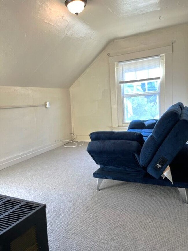 Building Photo - small 1 bedroom