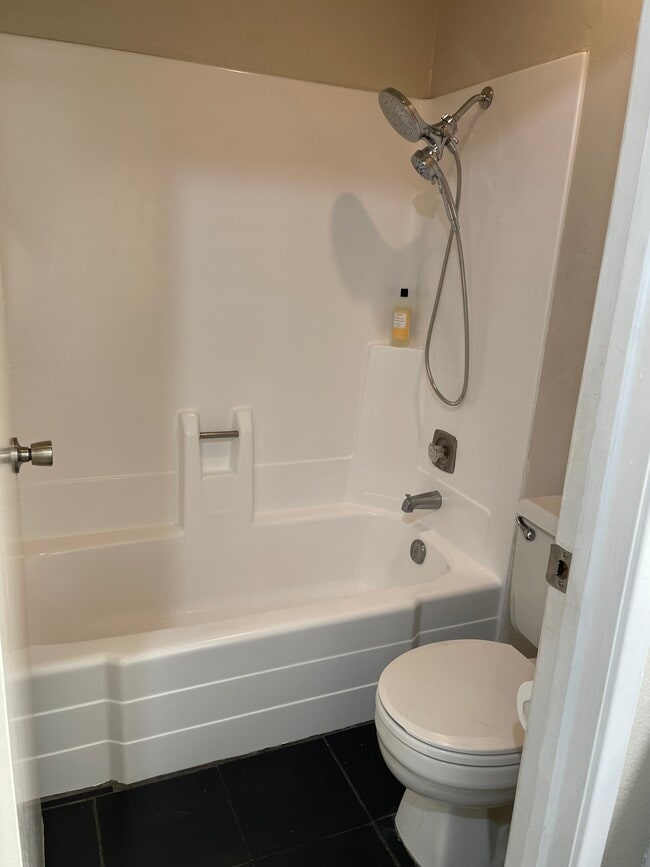 Baño - 960 E Bonita Ave