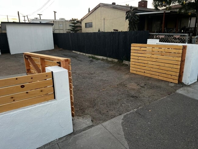 Building Photo - 2264 Smythe Ave