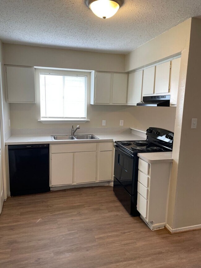 Building Photo - Great 3br/1ba located near Wolf Pen Creek!
