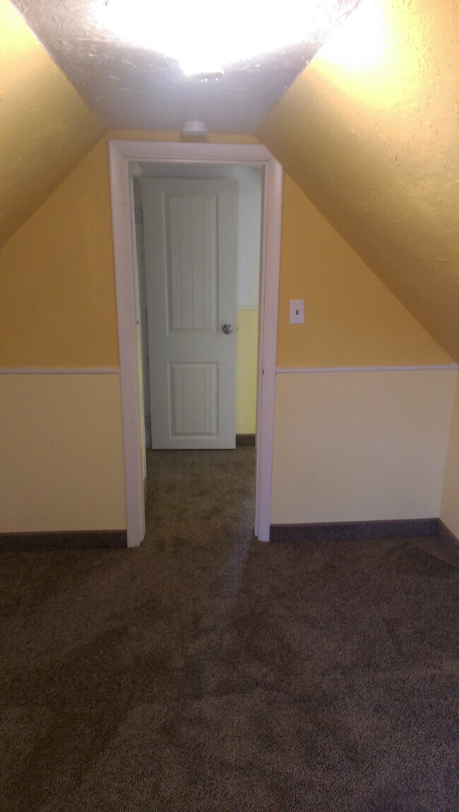 upstairs bedroom - 162 Poplar Avenue