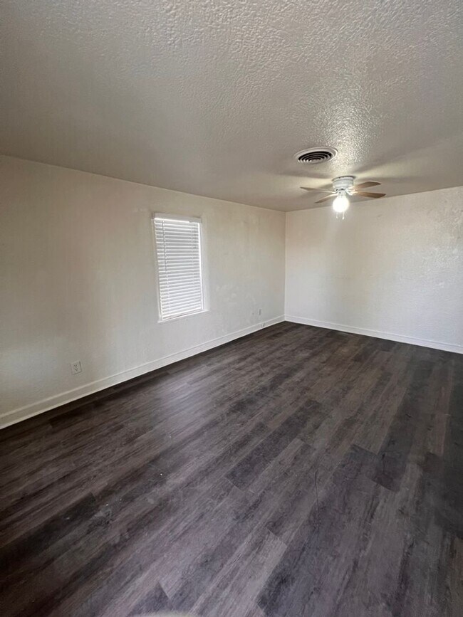 Foto del edificio - AVAILABLE Now!