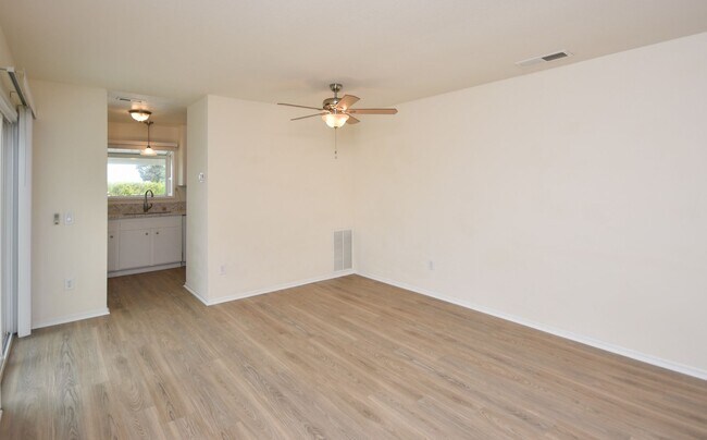 Foto del edificio - 55+ Senior Community Located on  Peacock Hills!!