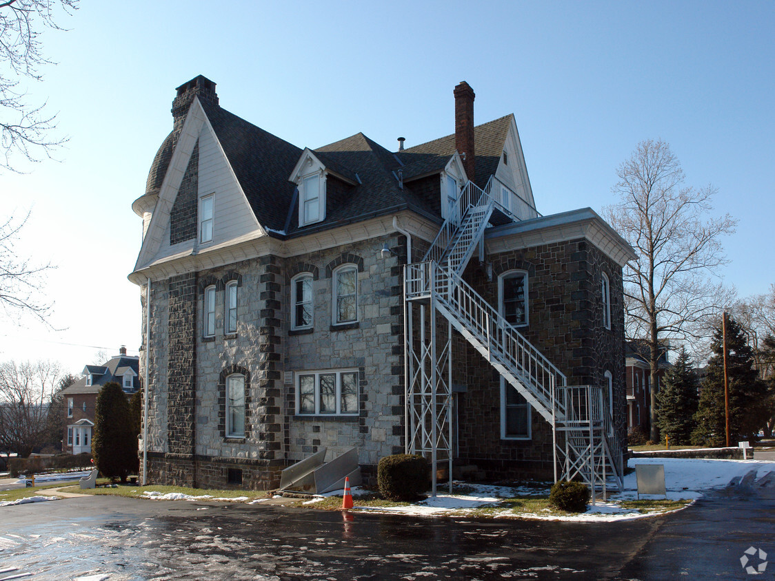 Building Photo - 304 Church St