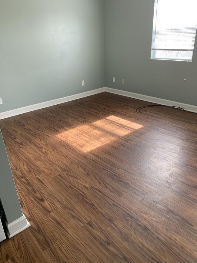 Building Photo - Woodview Dr NiVa