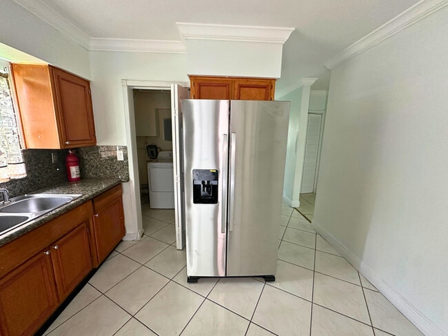 Foto del edificio - A charming home features 3 spacious bedroo...