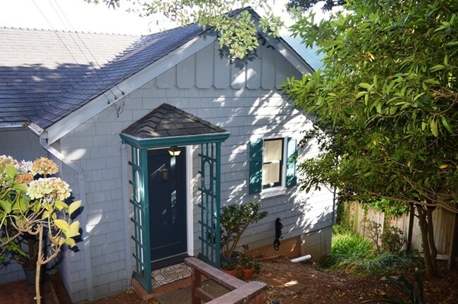Building Photo - Adorable Cottage with Vintage Charm And Sa...