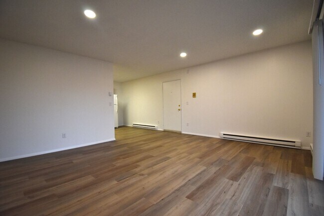 Building Photo - Newly Renovated! Top floor apartment! Close to MSU and downtown!