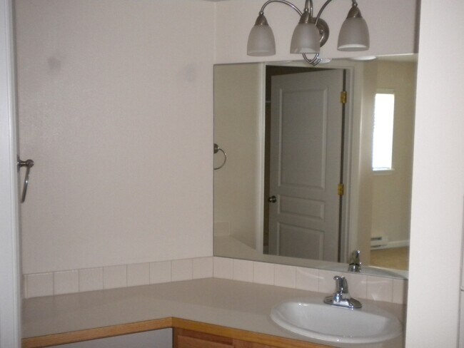 Building Photo - 2 bedroom in Coburg Meadows
