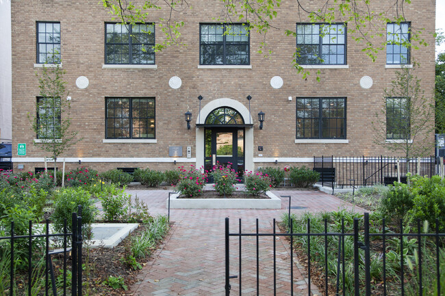 Foto del edificio - 816 Potomac Ave SE