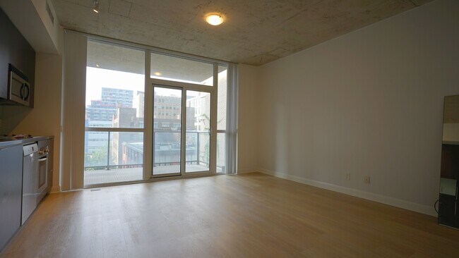 Photo du bâtiment - 478-478 King St W
