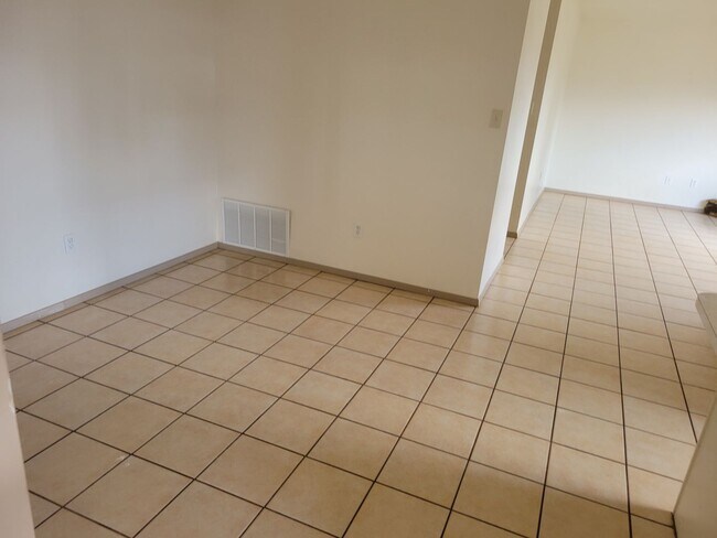 Building Photo - 3 Bedroom, 2bath, pet friendly