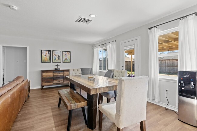 Foto del edificio - 3812 E Everglade Ave