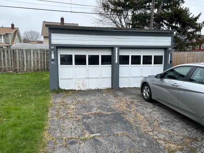 Building Photo - 1628 Grace Ave