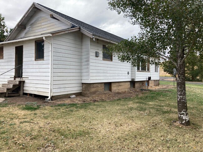 Building Photo - Pet Friendly House Just Outside Pullman