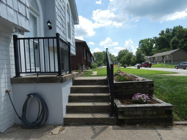Building Photo - 5901 Creek View Dr