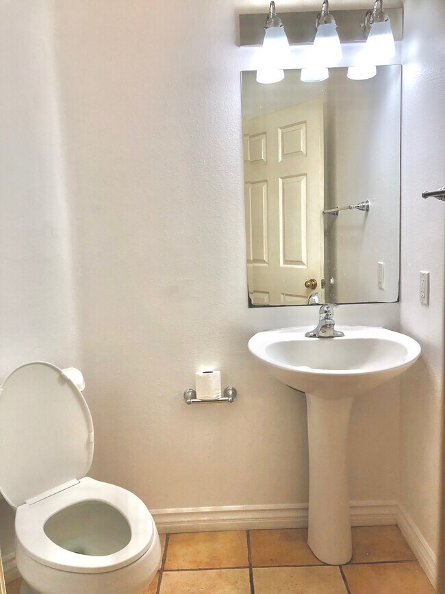 guest 1/2 bath - 1552 Nantucket Ln
