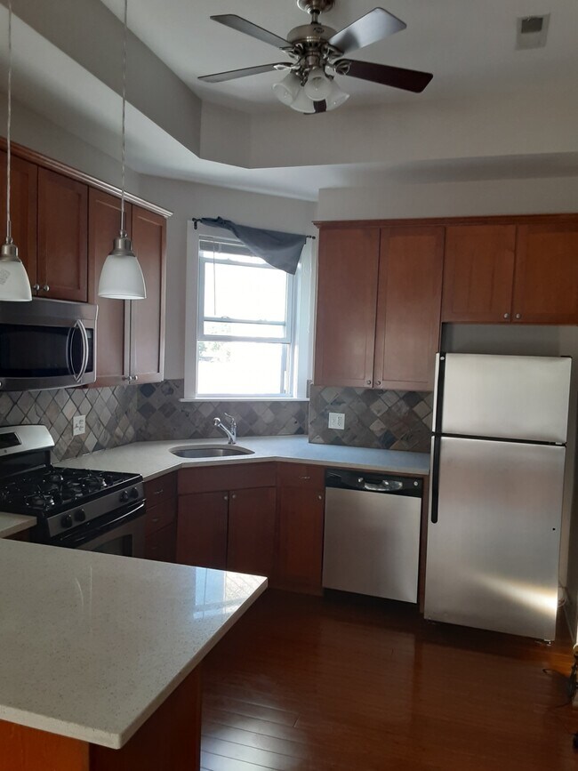 Foto del edificio - 2409 N Clybourn Ave