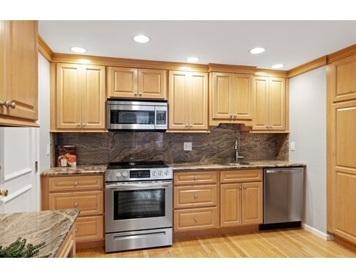 Building Photo - 10 Sinai Cir