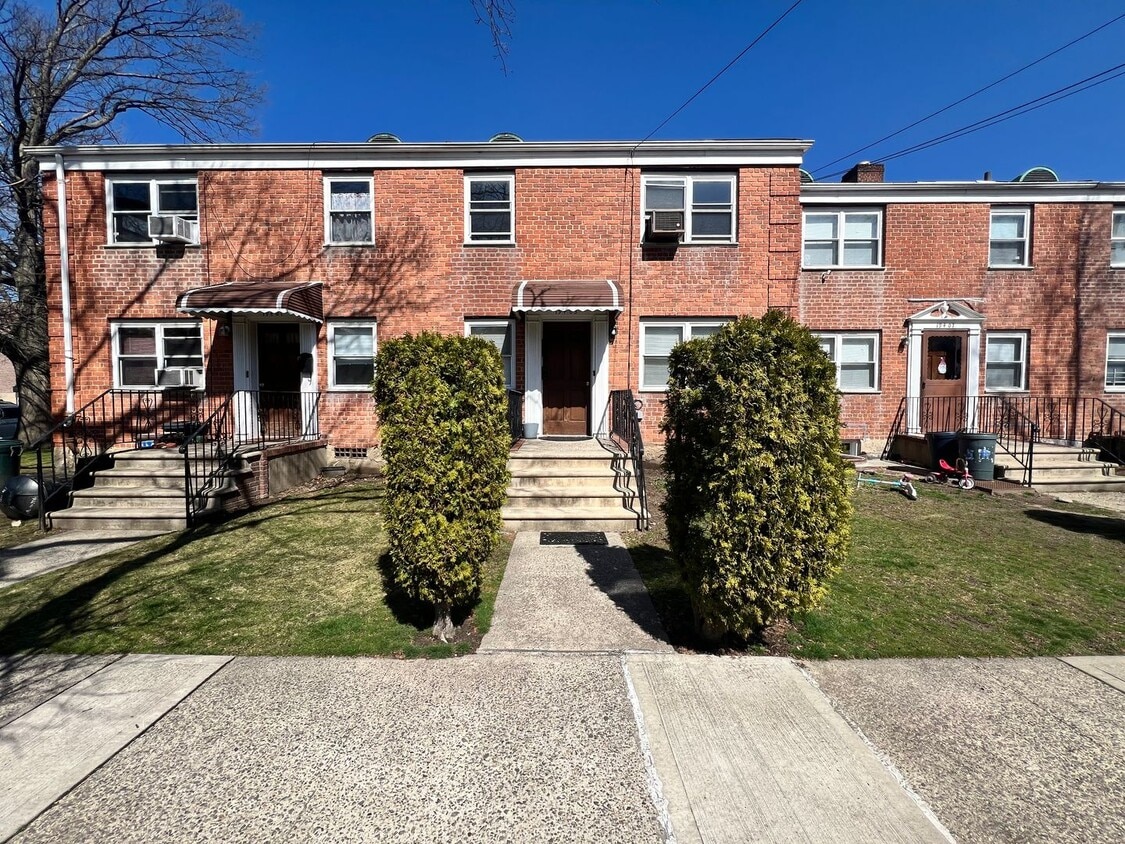 Photo - 194-01 37th Ave