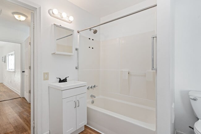 Building Photo - MOVE IN SPECIAL! SCORE HALF OFF 1ST MONTH'S RENT IF SIGNED BY NOV. 21! Beautiful 5 Bedroom home i...