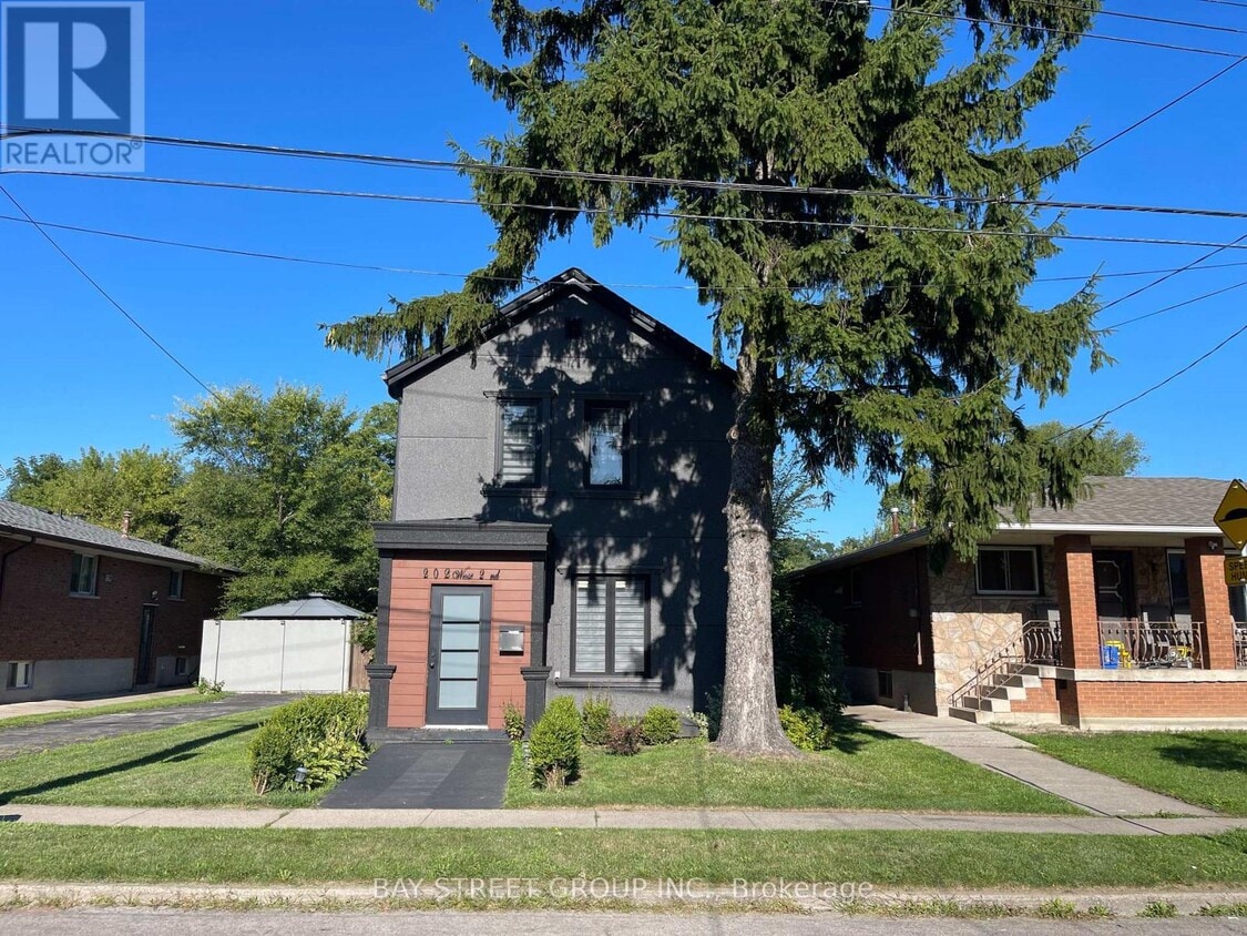 Photo principale - 202 W 2nd St