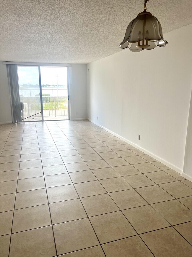 470 Executive Center Dr Unit 1 E, West Palm Beach, FL 33401 Condo for