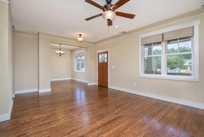Foto del edificio - Modern Craftsman-Style Home in West Asheville