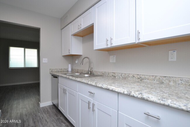 Foto del edificio - 2210 W Devonshire Ave