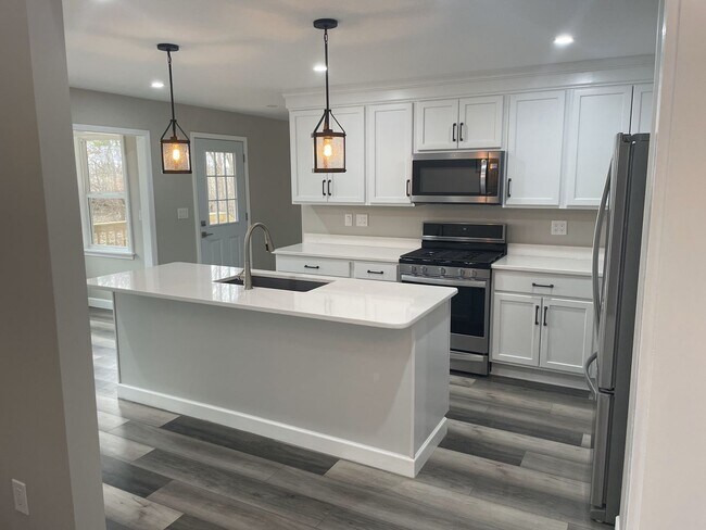 Building Photo - Gorgeous 4Bed 2.5Bath 5 acre lot wooded oasis