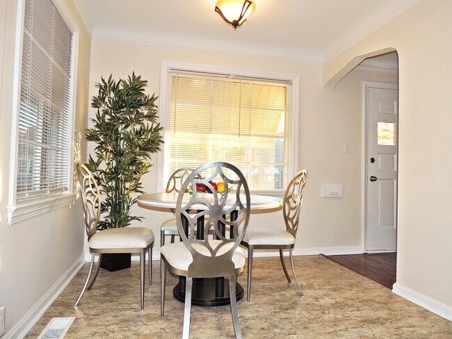 Building Photo - 3 Bedroom - 1.5 Bathroom Home for Rent!