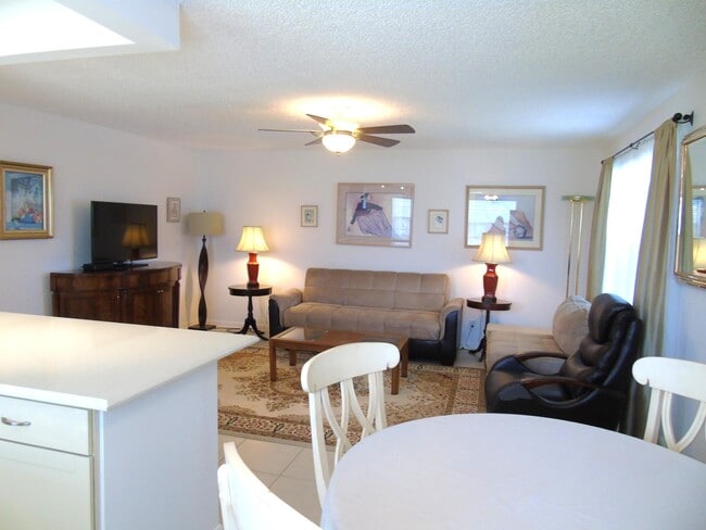 Building Photo - 219 Normandy Ln