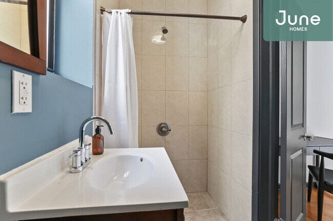 Building Photo - Queen room in 4-bed/3.0-bath Home