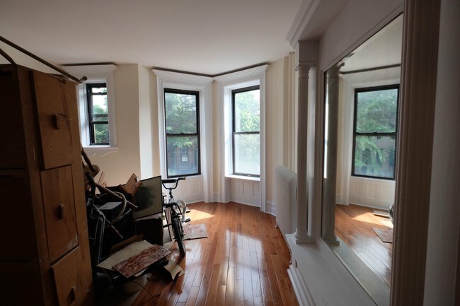Building Photo - 400 8th St