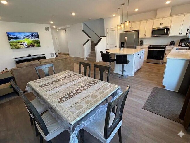 Building Photo - 6285 Larkspur Ln