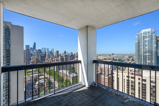 Building Photo - 1122 N Clark St
