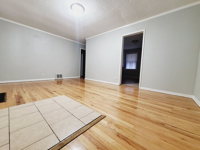 Building Photo - Nicely Updated 2 Bed 1 Bath w/ Garage!