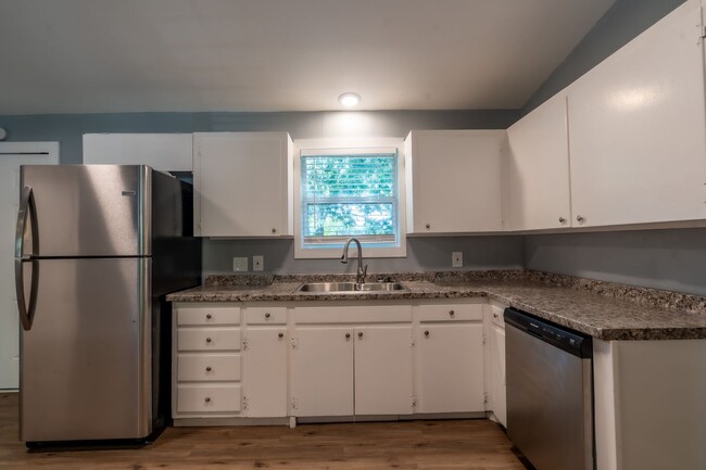 Building Photo - Newly Renovated 3bed 2bath